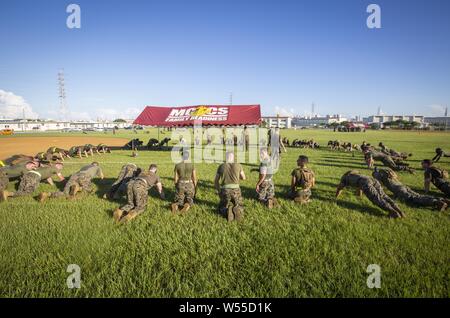 Avec Marine marines de l'Escadron d'aile 1 Effectuer divers exercices au cours de leur examen de compétences en combat annuel sur Camp Foster, Okinawa, Japon, Juillet 26, 2019, 26 juillet 2019. L'exploitant doit être en bonne condition physique, quel que soit l'âge, l'année scolaire, ou des lieux d'affectation. Cet événement a fourni l'occasion de l'Marines et de train se pousser tout en construisant la camaraderie au sein de l'unité. L'évaluation annuelle couvre une variété de catégories, y compris : compétences de base de l'infanterie, les premiers soins, des communications, de l'histoire, le leadership, et le Code uniforme de justice militaire. La maîtrise de ces compétences ensu Banque D'Images