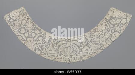 Collier composé de plusieurs pièces de dentelle à aiguille avec fleurs et fruits exotiques, un collier composé d'une ou plusieurs pièces de dentelle aiguille de couleur naturel : Argentan dentelle. En forme courbe modèle. Avec des fleurs, feuilles et fruits. Un motif symétrique au milieu se compose d'un arc semi-circulaire surmonté d'une rosette. Quatre longues feuilles à plumes ressort, d'un autre sur l'arche et de se pencher sur l'arche. Sous l'arche un cinq-à-fleur, peut-être un anglais Lily. Le reste de la configuration n'est pas tout à fait symétrique et se compose de fleurs (roses, fleurs en rosette), les fruits exotiques Banque D'Images