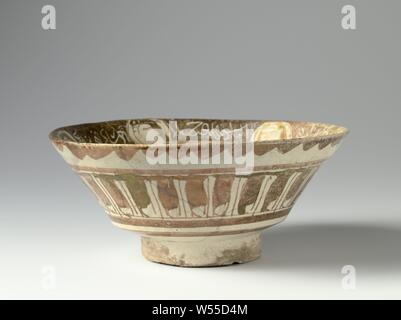 Bol avec des chiffres, des oiseaux, floral morte et pseudo-inscription, Bol de fry quartz décorée de lustre polychrome sur étain-plomb blanc opaque et de la glaçure. Au bas d'un médaillon avec les oiseaux. La paroi interne avec deux pseudo-écriture de bandes. Entre dans une fourchette élargie avec des fleurs de vignes et de six personnes assises. Une bande avec des compartiments sur le mur extérieur., anonyme, Kashan, ch. 1200 - c. 1220, Grès, glaçure, lustre (textile), la vitrification, H 88 cm d 20,5 cm d 8,3 cm Banque D'Images