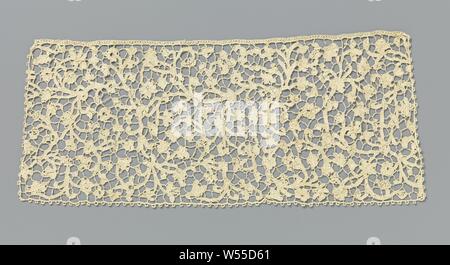 Dispositif de glisser de l'aiguille avec dentelle motif symétrique de nombreuses vrilles avec de petites feuilles et fleurs, de glisser de l'aiguille de couleur naturelle : dentelle dentelle de Venise plat. Motif symétrique apparemment embrouillé mais avec un axe vertical au milieu de laquelle de nombreuses vignes de curling et laisse passer. Les motifs sont réalisés avec guirlande de suture, avec les découpes de motifs simples de différentes fleurs et feuilles. Les motifs sont reliés entre eux par une masse de fer barbelé. Haut de la séquence est terminée avec une sangle. caillée Le bas et deux petits côtés sont finis avec un arc edge., anonyme, Venise, c. 1675 - c Banque D'Images