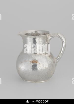 Pot à eau avec des motifs floraux et cruche d'eau avec des motifs floraux et végétaux, l'eau verseuse en argent avec une surface martelée et une sauterelle incrusté et gravé dans divers métaux, une libellule, deux papillons et des plantes et des fleurs, la bonne oreille est interrompue par deux bandes côtelées, insectes : grass-bac, Tiffany & Co. (attribué à), New York (city), ch. 1873 - c. 1874, de l'argent (métal), métal, gravure, H 18 cm × w 19 cm × d 15,2 cm Banque D'Images