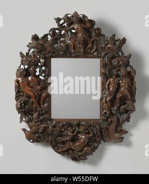 Cadre Miroir, Miroir cadre de noyer sculpté, avec des feuilles et fleurs sur laquelle une voiture est placé dans le centre au-dessus de mercure, dans le centre, dans le cadre de Venus et Amor sur une voiture, Jupiter et Junon sur la gauche et Neptune et Amphitrite sur la droite, dans le coin en haut à gauche deux aigles (feu ?), dans le coin en haut à droite, une chèvre (terre ?), dans le coin en bas à droite un dauphin (l'eau ?) et dans le coin inférieur gauche deux oiseaux (du ciel ?). L'intérieur de la liste est de nouveau. Les Pays-Bas, troisième quart du 17e siècle., anonyme, Pays-Bas), ch. 1675 - c. 1700, noyer (bois dur), chêne (bois), des amalgames, H 92 cm × 72 cm × d w Banque D'Images