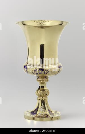 Coupe du calice d'or avec émail bleu et blanc, les six lobes fortement incurvée, rajeunir, de repose-pieds de haut sur une paroi bais. Il est fermé en haut par un bord cannelé, en surplomb. Au-dessus le tronc s'élève, qui est composé d'un imprimé en relief, nodus à volutes. La tasse en forme de cloche a une partie inférieure sphérique. Les lobes du pied sont décorées avec un motif en alternance de C-placés symétriquement de volutes et d'un émail blanc fleur branche d'émail bleu, d'un côté ou d'un S-volute asymétrique d'émail blanc sur lequel une fleur et deux volutes de germes d'émail bleu. Banque D'Images