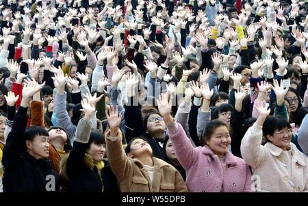 Les étudiants chinois se rassembler dans un grand rassemblement pour la prochaine assemblée College Entrance Examination, également connu sous le Gaokao, à Coatascorn High School à Zhumadian Banque D'Images