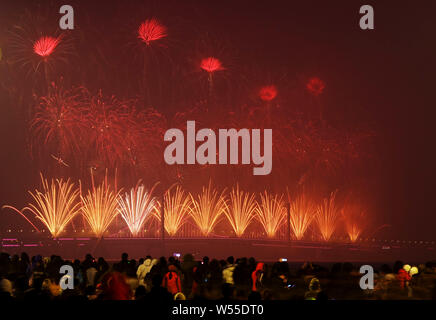 Sur le ciel d'exploser d'artifice pour célébrer la Fête des lanternes à l'Guohan Hotel Xinghai Square ou à Dalian, ville du nord-est de la Chine Liaoning pro Banque D'Images