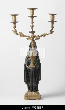 Paire de candélabre chandelier en forme de vierge Vestale voilée, portant trois bras, une figure féminine debout en bois sur un socle carré. Il est vêtu d'un trois-light candélabre qui sort d'un vase sur un socle carré. Les bras du candélabre sont effectués sous la forme de branches de chêne. La bobèche est lâche. La femme est peint en noir et le reste est dorée. La couche de crème est endommagé à certains endroits, particulièrement à l'bougeoirs, Vestal virgin (s), anonyme, Pays-Bas), ch. 1780 - c. 1800, bois (matière végétale), la peinture (revêtement), laiton (alliage), la composition (matière), dorure Banque D'Images