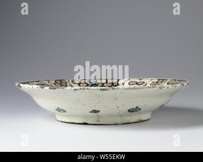 Plat avec des plantes à fleurs et volutes, plat de frites quartz, peint dans le décor sous glaçure bleu, rouge, vert et noir. Une fleur stylisée sur l'étagère. La frontière avec curl. Iznik., anonyme, Iznik, ch. 1600 - c. 1649, Grès, glaçure, la vitrification, H 6,3 cm d 29,3 cm Banque D'Images