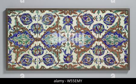 Huit carreaux avec un motif continu de volutes, fleurs champ de huit grands carreaux, peintes en bleu, rouge et vert avec un motif continu de volutes. floral, anonyme, Iznik, ch. 1550 - c. 1599, Grès, glaçure, la vitrification, w 98 cm × 49,7 cm × t d 2,7 cm Banque D'Images