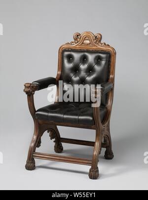 Fauteuil fauteuil, fauteuil, qui dispose d'un dos et un siège libre, reposant sur quatre pieds galbés que courir en travers dans le coudé supports des accoudoirs droit et l'arrière des postes. L'arrière est surmonté d'un cartouche en forme de cloche dans lequel un blason. Les jambes sont connectés à l'avant et l'arrière par une traverse. L'arrière a round coins supérieurs et est couronnée d'un cartouche en forme de cloche dans lequel un blason. Les jambes, les règles, les styles et les mains courantes sont tous présentés. Les pieds et les fronts des mains courantes sont sculptés de feuilles de chêne stylisées et le haut Banque D'Images