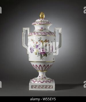 Vase couvert avec des oiseaux sur une branche et bouquets, couverts de porcelaine vase sur une propagation se terminant par une base carrée et avec un corps cylindrique avec l'épaule ronde et rétrécissement vers le pied. La diffusion de cou avec un bord plat et haute, les oreilles angulaire. Peints sur l'émail en bleu, rouge, rose, vert, jaune, violet, noir et or. Sur le ventre deux oiseaux sur une branche dans un paysage et un bouquet de fleurs différentes. Dans entre éparses et d'insectes. Le rétrécissement de la partie au pied avec une bande avec motifs feuilles soulevées modelé en relief. L'épaule et le pied avec la même décoration que Banque D'Images