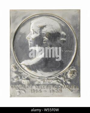 Clotilde Kleeberg-Samuel (1866-1909), plaque de bronze plaqué argent avec le portrait de Clotilde (1866-1909) Kleeberg-Samuel avec dévouement, inscription à l'arrière : CLOTILDAE // KLEEBERG SAMVEL-MUCISISQVE DEDITI AMICI // // QVOD NERVOS MIRE PEPVLIT // HOC MONUMENTUM // PC // CAROLVS SAMVEL // CONJVGIS EFFIGEM CARAM // TARTE DANS AERE // SC. La personne représentée est indiqué en bas-relief et vu sur son dos et l'épaule., Charles Samuel, Bruxelles, 1909, bronze (métal), de l'argent (métal), fondation, H 6,5 cm × w 5.2 cm Banque D'Images