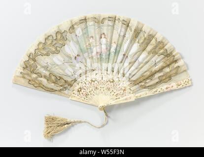Ventilateur de pliage avec une représentation d'une nymphe et deux putti dans une bordure d'iris, le pliage des feuilles de ventilateur avec batist décorées avec des amateurs de cuivre et d'inserts de tulle maille grossière, peint à la gouache avec une représentation d'une nymphe et deux putti, sur un châssis d'ivoire sculpté avec iris et peint. La feuille a une structure symétrique avec une guirlande en forme de feuille de chêne de tulle maille grossière déployés avec des amateurs de cuivre, avec un ovale d'une nymphe de représentation avec des fleurs dans les cheveux bouclés assis dans une prairie de fleurs et flanquée d'un putto avec deux flèches dans sa main et fleurs sur la droite. Banque D'Images