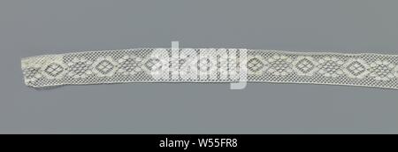 Côté machine insérer avec chaîne de fleurs rondes stylisées, côté machine insérer : Valenciennes machine côté. Le motif répétitif est constitué d'une succession de deux différentes fleurs rondes stylisées avec une machine plus fine et grossière-comme la neige au sol pour coeur de fleur. Une fleur se compose de huit pétales ronds lâche qui forment un cercle. L'autre fleur est composé d'un cercle de huit motifs semi-circulaires concaténés. Les motifs semblent être faits de lin avec bordure ajourée. Elles sont reliées par une grille mécanique. Bêtes de proie, les animaux prédateurs : lion, dragon, arbres, personnifications de pays Banque D'Images