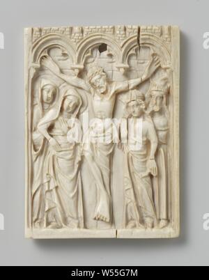 La Crucifixion avec Marie, Jean l'Évangéliste et deux chiffres inconnus, une plaque verticale de l'ivoire, avec la crucifixion du Christ sous trois arches gothiques, au-dessus de laquelle un mur incliné. Des deux côtés de la croix sont Marie et une inconnue (à gauche) et John et un vieux, homme barbu couronné (à droite). Le verso est vide, avec un étroit bord vertical sur trois côtés (le côté supérieur est scié à l'arrêt). Jeux d'encre de l'étain qui est fondamentalement rectangulaire. La base est montée sur quatre jambes, qui sont festonnées à l'avant et ont un bord relevé, de sorte qu'une boîte de crayon est formé. La moitié arrière a un plateau formé Banque D'Images