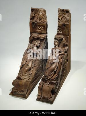 Avec Korbeel Korbeel figure féminine, sculpté en chêne. Sur une console en forme de morceau avant une femme est sculpté, appuyée sur une colonne avec une pile de livres à ses pieds et dans sa main gauche une branche, représentant peut-être la sagesse (Sapientia). Elle est vêtue d'une robe traditionnelle. Un cartouche est accroché contre le bas, alors que le toit est fermé avec une draperie, une rosette d'acanthe et d'un masque de femmes contre un cartouche. À partir de la chambre 3 Hasselaarssteeg démoli à Amsterdam., anonyme, Amsterdam, c. 1560 - c. 1570, bois (chêne), le matériel végétal (bois), H 91 cm × 25 cm × w d 104 cm Banque D'Images