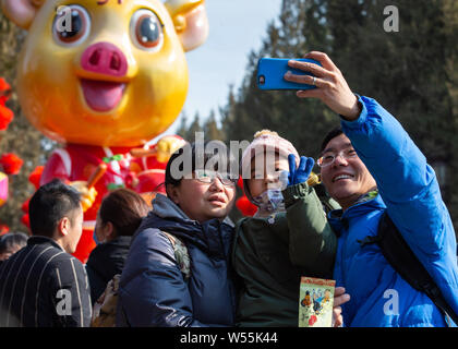 La foule des touristes Ditan Park pour assister à une foire du temple au Parc Ditan au cours de la Nouvelle Année lunaire chinoise, également connu sous le nom de Festival du printemps, à Beijing, le Menton Banque D'Images
