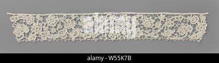 Bande de dentelle à aiguille avec spirales, de brassard de couleur naturel dentelle aiguille : Venetian lace gaufré. Sur un open bar de terrain il y a la marche, la grande vigne en spirale, qui sont divisés en de nombreux endroits. Grand centres ajourés également se produire dans les pétales, qui caractérise le 19ème siècle. Terminer avec une liste de droite en alternant grands et petits triangles., anonyme, Bayeux (peut-être), ch. 1800 - c. 1899, , (matériau), Venetian soulevées, l 57 cm × w 8 cm Banque D'Images