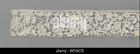 Bande de dentelle à aiguille d'arcs, de bandes de couleur naturel dentelle aiguille : Venetian lace gaufré. Sur un sol très open bar il y a des boissons volute irrégulières avec feuille feuilles et fleurs multiples. À gauche est une petite partie de old Venetian lace aiguilles feuilles charnues avec des racines et de grandes fleurs en forme d'iris avec trois bords en relief épais. À l'extrême gauche, une copie du xixe siècle a été mis en, dans lesquels de grandes ouvertures dans les feuilles et fleurs indiquent le 19ème siècle, ainsi que les très nombreux lobes le long des contours. Soit dit en passant, un large grade actuel a été élargie avec une plus étroite. Tout droit Banque D'Images