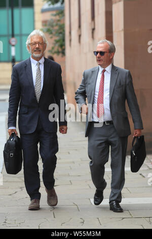 Sir Edward Heath's godson, Lincoln Seligman (à gauche) et Daniel Augendre QC en dehors de la Crown Court de Newcastle, le Hêtre Carl avant de Westminster pédophile VIP accusateur, a été condamné à 18 ans pour 12 chefs de pervertir le cours de la justice et un cas de fraude. Banque D'Images