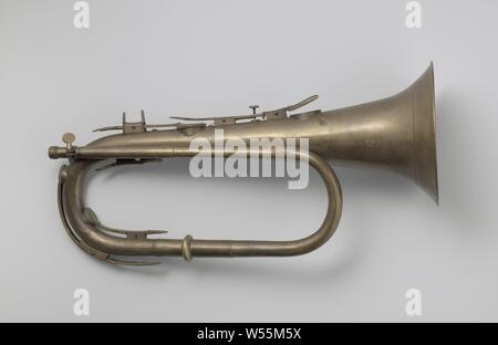 Bugle à clés, le support de soupape en Bb avec 6 soupapes, la partie inférieure de ce qui est ouvert et équipé de vis de réglage. un support d'une selle pour le majeur de la main droite. La clé du troisième distributeur demeure ci-dessous. Manquant de buse., Lamentation sur le Christ mort par ses proches et amis (Christ habituellement sans couronne d'épines), Ludwig Embach & Co (mentionné sur l'objet), Amsterdam, ch. 1830 - c. 1840, le laiton (alliage), h 44,5 cm × w 21,0 cm 16,5 cm d Banque D'Images