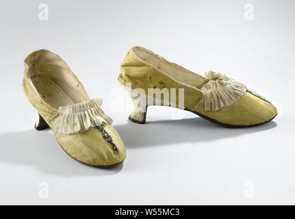 Chaussures pour femmes faits de soie jaune d'or avec plissés en soie de couleur crème et argent, les amateurs de chaussures pour femmes faits de soie jaune d'or. Modèle : nez pointu, large de l'avant-pied, une feuille avant et deux panneaux latéraux. Le talon, couvert de peau de chèvre, est coupé carré et s'étend sous l'geleng à la jonction de la première de couverture. Le talon a une jante en cuir brun de l'arrière. Semelle en cuir de vache marron avec surpiqûres blanches en dessous. Les panneaux latéraux sont garnis de cuir de chèvre. Page couverture bordée de lin. La semelle intérieure est faite de cuir de chèvre. Décoration : au milieu de la page avant, à partir de Banque D'Images