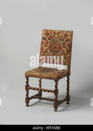 Fauteuil pivotant avec jambes, couvert de chaîne avec un motif de coquilles rouges et verts, Président de noyer, recouvert de chaîne. Le président a suspendu les jambes, qui sont reliés par une croix en forme de H et un milieu rung, tous également en bandoulière. L ripen montre une configuration des rouge et vert sur un tas de copeaux au sol. Les fioritures, ont de petits glands soulevée au-dessus d'une tête sans fioritures. L'arrière de styles sont modifiés. L'un d'une série de trois chaises, anonyme, Pays-Bas du Nord, 1650 - 1700, le bois (matière végétale), noyer (bois dur), tissu velours (weave), h 108 cm × w 52,5 cm × d 52 cm H 52 cm × 52,5 cm × w d 38 cm Banque D'Images