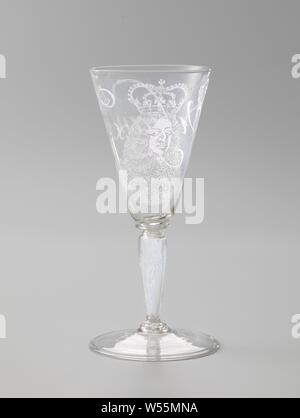 Verre à vin avec un portrait du roi William III Calice avec un portrait du roi Guillaume III, base plate avec jante pliée. En forme de balustre, creux avec un tronc disque plat. Calice en forme d'entonnoir, arrondies à la base. Sur le calice le buste couronné de Stadholder-King Willem III et l'inscription 'Wiliam Rex.', le Roi, les personnes historiques, Willem III (Prince d'Orange et le roi d'Angleterre, Ecosse et Irlande), anonyme, en 1690 ou après - ch. 1700, verre, soufflage du verre, h 18,5 cm d 8,2 cm d 8,8 cm Banque D'Images