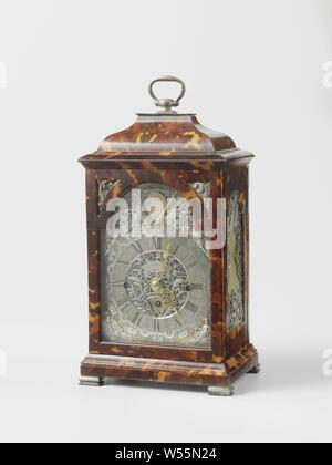 Horloge de table horloge de table horloge de Table, collée avec tortue sur base de noix. Elle repose sur des pieds d'argent plat articulé, a une plinthe profilée et un coussin en forme de couronne avec une poignée d'argent. La porte est voûté en haut sous la forme d'un arc. Le cadran argent a des figures féminines dans les coins, symbolisant les quatre continents, et dans les vignes d'acanthe arc avec des instruments de chaque côté d'une situation mensuelle et solaire. Les mains en laiton sont coupés et doré. Au milieu une indication du jour et la date et sur un cartouche, entouré de vignes, d'acanthe ajouré la signature N. Weylandt Banque D'Images