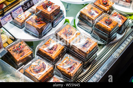 La forme des gâteaux avec piquant plat-réchaud assaisonnement de potée sont à vendre dans la ville de Chengdu, dans le sud-ouest de la province chinoise du Sichuan, 3 février 201 Banque D'Images