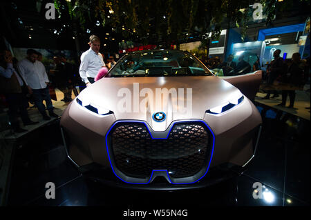 Les visiteurs Voir la BMW Vision iNext concept car de l'afficheur pendant le Mobile World Congress 2019 (MWC19) à Barcelone, Espagne, 25 février 2019. Banque D'Images