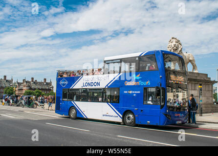 Golden Tours double decker bus visite ramasser des touristes à l'arrêt de bus sur le pont de Westminster, London South Bank et de pousse-pousse avec Lion Banque D'Images