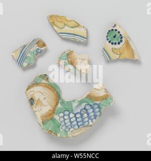 Cinq fragments d'un plat à décor de pommes et raisins, cinq fragments d'une poterie, vaisselle couverts avec de l'étain glaze sur haut, recouvert de plomb glaze sur l'arrière, décoré en bleu, vert, orange et jaune avec des pommes et raisins. Sur le bord d'une rosette et calices. Déterrés dans London, Middlesex Street., anonyme, l'Angleterre (peut-être), ch. 1620 - c. 1650, faïence, émail étain, H 2,7 cm × w 17,8 cm × 12,7 cm × h d 1,8 cm × w 6,9 cm × 4,3 cm d Banque D'Images