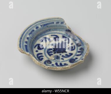 Plat de faïence décoré avec des ornements géométriques bleu, fragment d'un plat de céramique peinte en bleu, décoré avec des ornements géométriques sur le plateau et des cercles concentriques sur le bord. Déterrés à Londres., anonyme, Italie (peut-être), ch. 1525 - c. 1560, faïence, émail étain, H 2,3 cm × 10,7 cm × d w 9,6 cm Banque D'Images