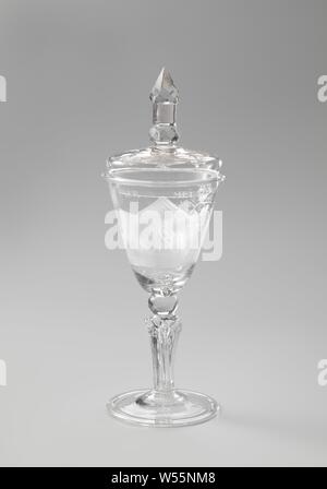 Verre à vin avec un homme dans un gobelet de cave avec un homme dans une cave avec des tonneaux et l'inscription : A l'intérieur, elle, avec IAER, amour, pied arqué. Soufflé de la tige octogonale avec un noeud. Coupe conique avec fond arrondi avec une bulle d'air. Sur le calice gravé la représentation d'un homme dans une cave avec des tonneaux et un deuxième homme qui remet un verre pour une femme. Le long de la bouche l'inscription : A l'intérieur, contenant en bois : le baril, tonneau, godet, anonyme, c. 1725 - c. 1750, verre, soufflage du verre, h 20,1 cm × 10,7 cm d Banque D'Images