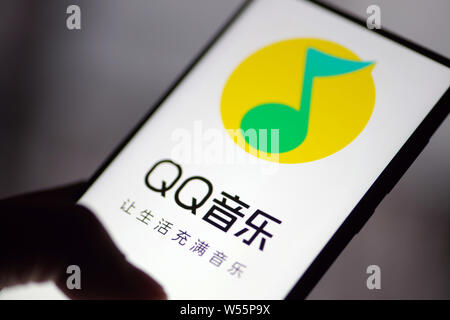 --FILE--un résident chinois utilise l'app de musique de Tencent QQ Music Entertainment Group (TME) sur son smartphone en Jinan City, Shandong, Chine orientale Banque D'Images