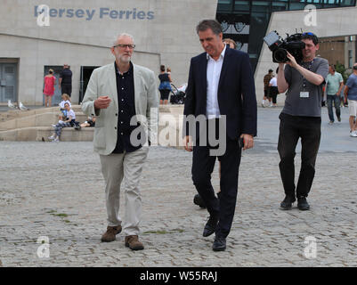 Leader du travail, Jeremy Corbyn avec Metro Maire de la région de la ville de Liverpool Steve Rotheram, alors qu'il visite la ville où il va exposer les plans de plusieurs milliards pour l'investissement dans le Nord. Banque D'Images