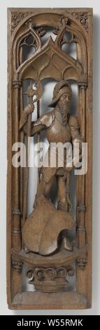 Décoratifs d'un organe cas dans l'église de Saint Vit à Naarden, panneau avec un chevalier soutenant un écusson, à partir de l'orgue dans l'église de St Vitus, Naarden, barbu, trois-quarts vers la droite. La main droite tient une hallebarde, la gauche le bouclier sur une ceinture. Il est entièrement armored, porte sous l'armure et dispose d'un casque avec une visière ouverte sur sa tête. À ses côtés un poignard. L'homme se trouve dans une alcôve sur un demi-octogone, contre lequel les hauts et les dessous de vault, qui change en deux petite fenêtre tracés, soutenues par des colonnes en bas. L'ensemble est placé entre deux moulures creuses Banque D'Images