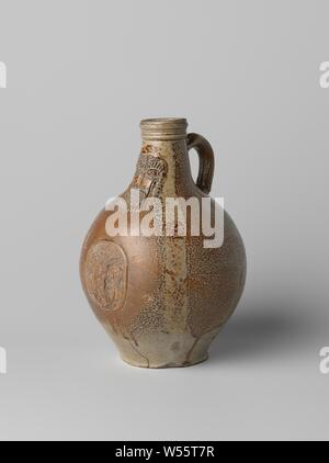 (Jug jug Bartmann) avec les armoiries de la ville d'Amsterdam, Jug (barbe-man) de grès sur une surface avec un corps sphérique et col étroit. L'oreille en forme de C'est attaché au cou et l'épaule. Adulte sur le cou et le pied. Recouverte d'un engobe brun. Le ventre avec un imprimé et imposées médaillon en relief avec les armoiries de la ville d'Amsterdam. Sur le cou, continu sur l'épaule, un homme à barbe. Frechen., anonyme, Frechen, ch. 1625 - c. 1749, Grès, glaçure, engobe, la vitrification, h 25,5 cm d 5 cm d 18,2 cm d 9,8 cm Banque D'Images