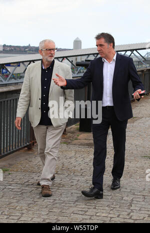 Leader du travail, Jeremy Corbyn avec Metro Maire de la région de la ville de Liverpool Steve Rotheram, alors qu'il visite la ville où il va exposer les plans de plusieurs milliards pour l'investissement dans le Nord. Banque D'Images