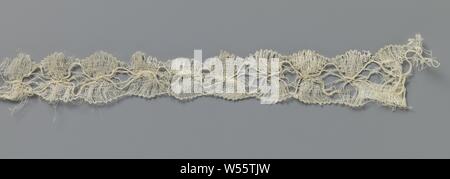 Bande de dentelle en forme de losange avec terrain entre fans en miroir, Bande de dentelle de couleur naturel, blond. Le motif récurrent est composé d'un ventilateur qui est reflété dans l'axe longitudinal et formulaires les pétoncles sur le haut et le bas de la bande. Entre les fans en miroir en forme de losange ajouré d'un champ est formé, dans lequel un sol décoratif est appliquée. Les fenêtres sont munies de filets de contour continu qui se coupent sur l'axe longitudinal., anonyme, inconnu, c. 1840 - c. 1860, la soie, blond (dentelle), l 63 cm × 3 cm × W, 2 cm Banque D'Images