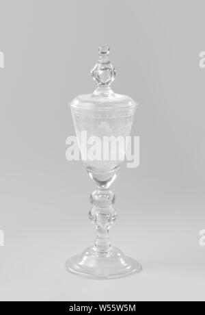 Couvercle, le couvercle est équipé d'un bouton en forme de balustre et est décoré de feuilles de vigne gravé., anonyme, c. 1725 - c. 1750, verre, soufflage du verre, H 8,5 cm × d 8.5 Banque D'Images