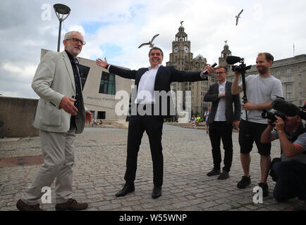 Leader du travail, Jeremy Corbyn avec Metro Maire de la région de la ville de Liverpool Steve Rotheram, alors qu'il visite la ville où il va exposer les plans de plusieurs milliards pour l'investissement dans le Nord. Banque D'Images