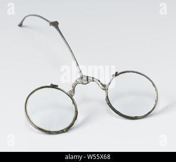 Front lunettes avec châssis d'argent poli et lentilles, lunettes rondes Front bâti avec de l'argent avec cuillère attachée à la passerelle entre le sol et les lentilles Lentilles rondes. Modèle : au milieu de l'archi-pont en forme, se terminant par une boucle sur le contour de la vitre, une borne est jointe qui fixe la cuillère pour les lunettes. La cuillère a une charnière à mi-course. Les bords autour des verres sont ouvertes en haut et se pencha en arrière de manière à former un crochet avec un fil métallique autour d'elle pour la fermeture., anonyme, Pays-Bas (peut-être), ch. 1675 - c. 1775, montuur, glazen, meulage, l 9 cm d 3,5 cm Banque D'Images