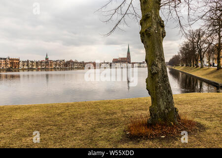 Schwerin, Allemagne. Vue sur Cathédrale de Schwerin (Schweriner Dom) dans le lac Pfaffenteich, un étang au milieu de la ville Banque D'Images