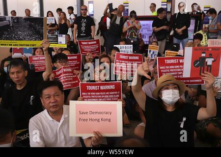 Hong Kong, Chine. 26 juillet 2019. L'affichage des pancartes des manifestants étrangers en visite d'avertissement leur rappelant de Hong Kong's condition politique récente à l'Aéroport International de Hong Kong arrivant Hall.Juillet-26, 2019 Hong Kong.ZUMA/Liau Chung-ren Crédit : Liau Chung-ren/ZUMA/Alamy Fil Live News Banque D'Images