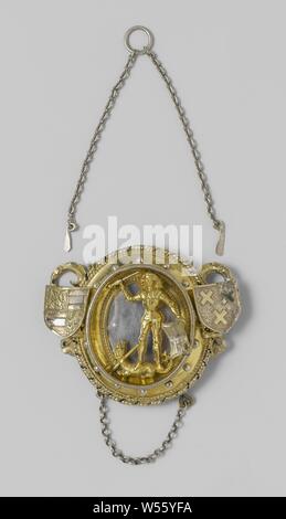 L'insigne de la Guilde de Saint George à Breda, porteur de la guilde de saint George (guild de guildes) à Breda, signe de l'opérateur, partiellement, en plaqué or avec une chaîne en haut et en bas. Dans un médaillon ovale avec un cadre, la figure de saint George avec le dragon est placé sur un fond blanc-polis. À la périphérie deux boucliers, avec les armes de la ville de Breda et des seigneurs de Nassau-Breda avec les quarts de Nassau et de Vianden, monté sur une volute en forme de la direction générale et en partie sur une couronne au pied de celui-ci. Les champs étaient probablement émaillé, qui peuvent être déduits de la rough metal Banque D'Images