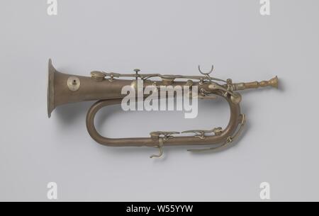 Bugle à clés, le support de soupape en mi bémol avec huit soupapes, la partie inférieure de ce qui est ouvert avec la vis de réglage. Le rond, convexe et vannes sont montées sur des plaques de support de marées avec pilier et fermer sur les manches autour des trous. Avec l'aide d'une selle pour le majeur de la main droite. La clé du troisième distributeur demeure ci-dessous. également crochet pour le petit doigt de la main gauche. Le tuyau d'agitation et de la guirlande autour de la tasse gravé de motifs de fleurs et feuilles sont faits de nickel silver., anonyme, Allemagne, ch. 1850, maillechort, h 39,0 cm × 17,0 cm w d 10.5 cm Banque D'Images