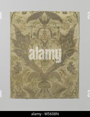 Fragment de tissu de soie, Fragment de soie gris argent avec un motif en vert, rose et brun clair de vase avec leafwork et panier rempli de fleurs., ch. 1690 - c. 1710, en inslag ketting, lampas (matière textile), h 63,6 cm × 48,9 cm w w 0,7 cm Banque D'Images