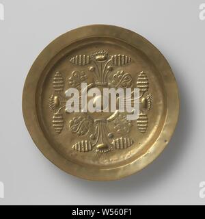 Plat à décor avec quatre fleurs de chardon, Neurenberg (peut-être), 1450 - 1500, le laiton (alliage), fondation, H 5,8 cm × d 38 cm Banque D'Images