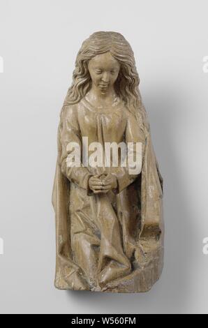 Marie, Joseph et trois anges vierge agenouillée, fragment de l'autel marial de l'Illustre Confrérie de Notre-dame à Den Bosch, Maria est à genoux, a plié ses mains et regarde vers le bas (dans le sens de l'enfant). Elle porte une robe avec col rond percé et une robe a glissé de la tête, qui couvre partiellement les cheveux encore, de l'adoration de l'enfant Jésus par les bergers, Marie et Joseph, Joseph et le nouveau-né (Nativité du Christ), 's-Hertogenbosch, Adriaen van Wesel, Utrecht, ch. 1475 - c. 1477, chêne (bois), de la dorure, h 37,7 cm × 15,5 cm × w d 11 cm Banque D'Images